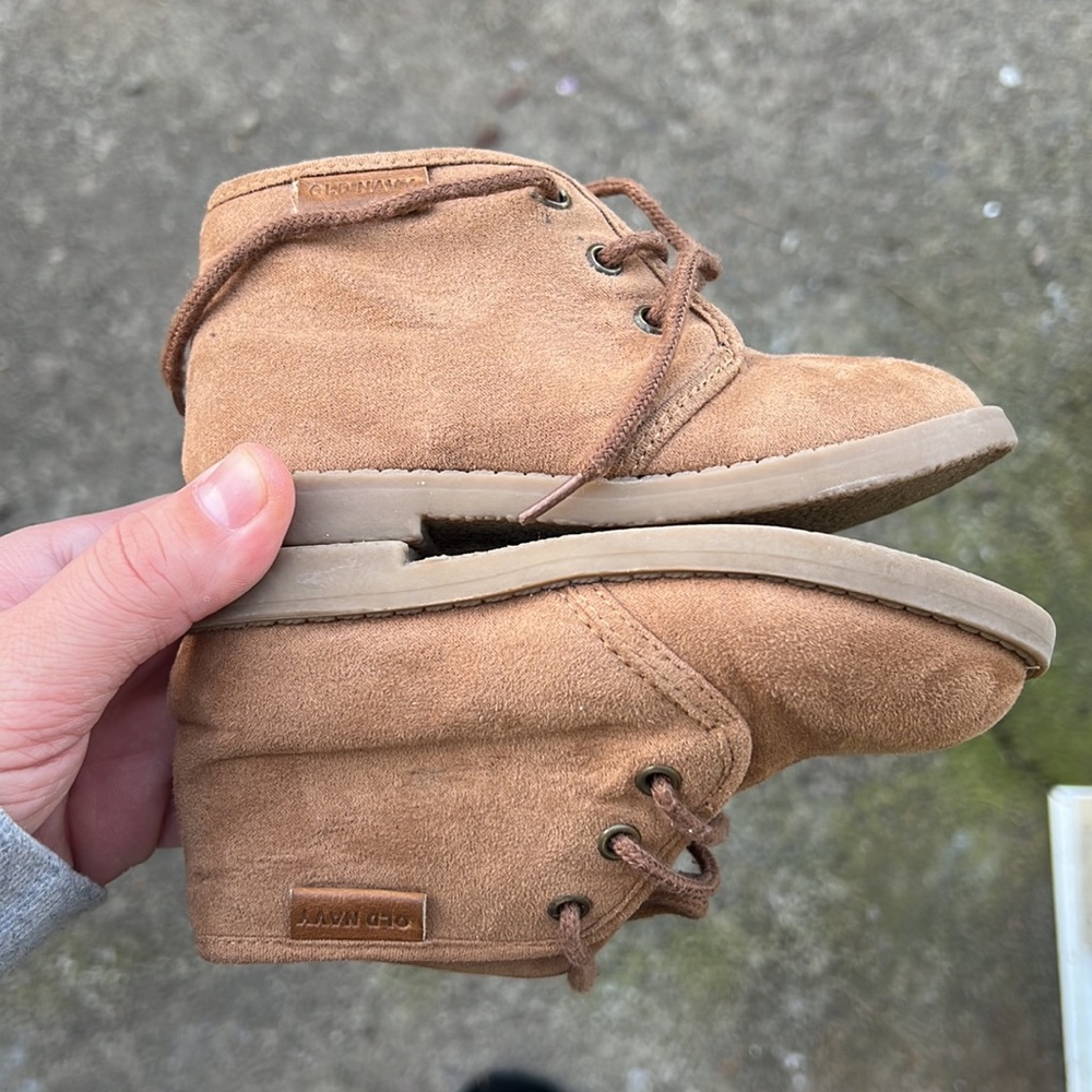 Cute old navy toddler boy shoes! - Picture 5 of 6